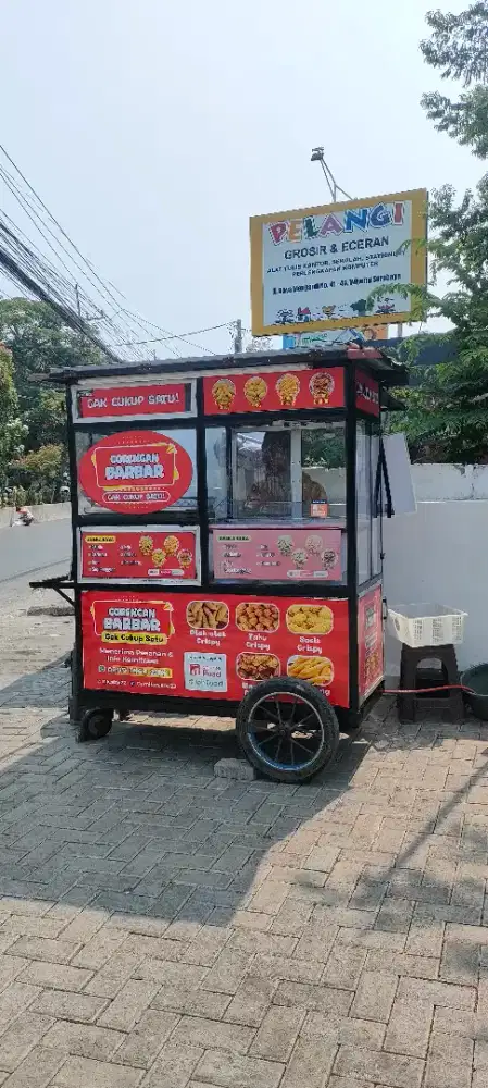 Penjaga stand gorengan barbar