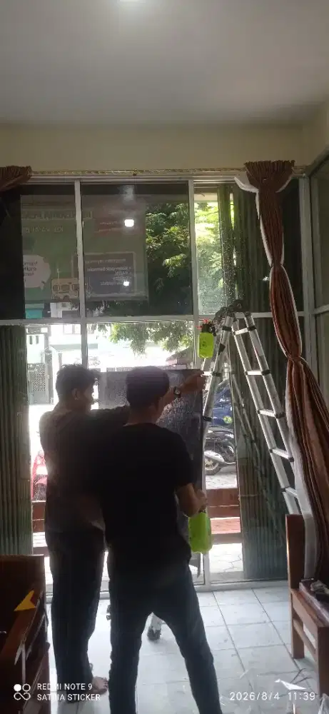 Kaca film riben hitam oneway unt menjaga privacy ruangan kantor anda