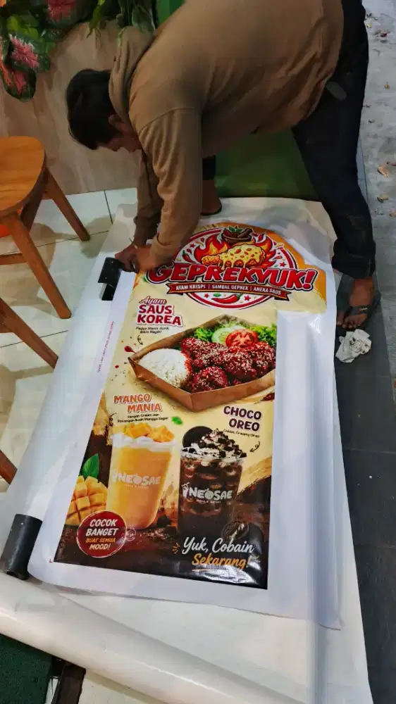 Papan nama banner mmt, neon box akrilik, huruf timbul & stiker promosi
