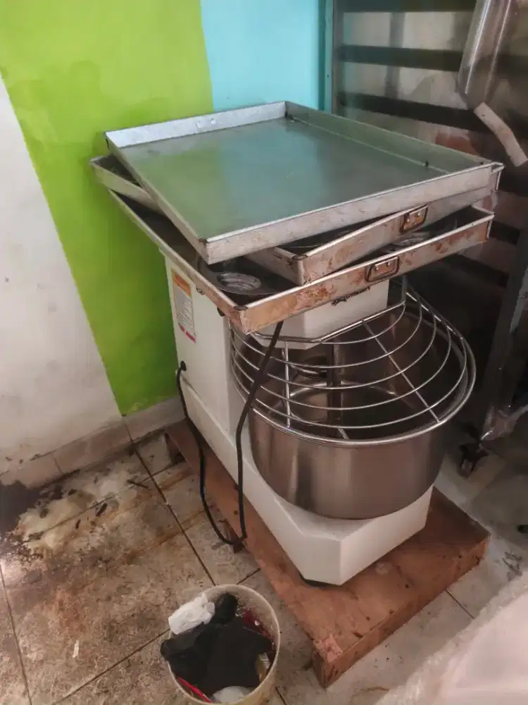 Mixer spiral 20l baru dipakai 5 kali adon