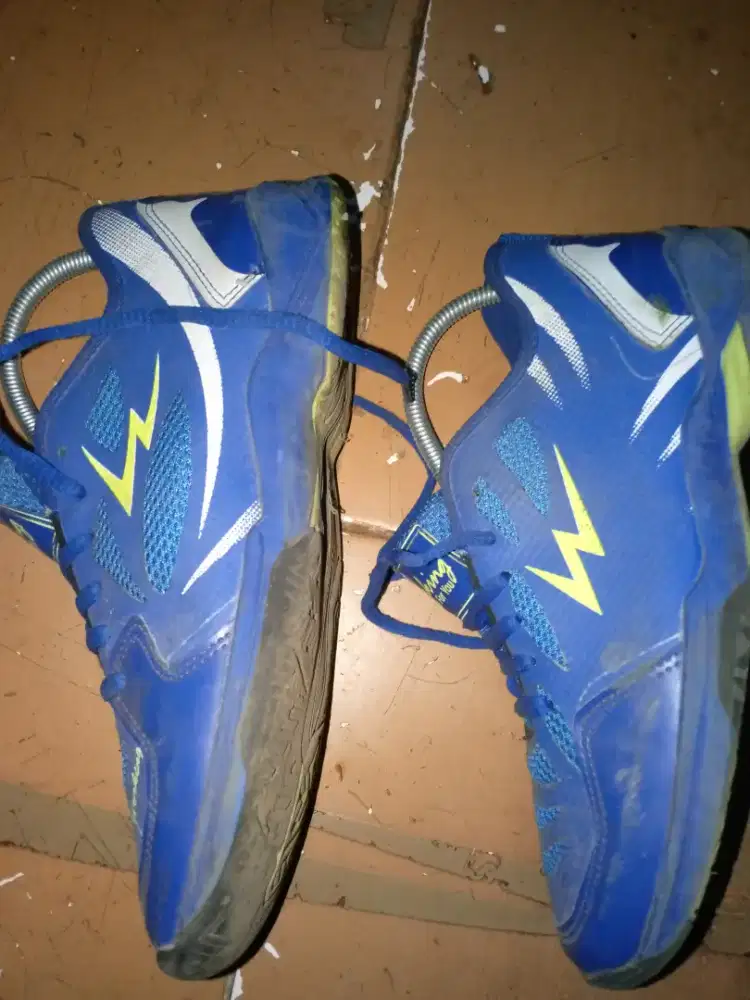 sepatu badminton size 41