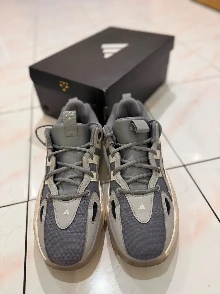 Sepatu basket Adidas Trae Unlimited 2 J ukuran US 6 1/2 / 39 1/3