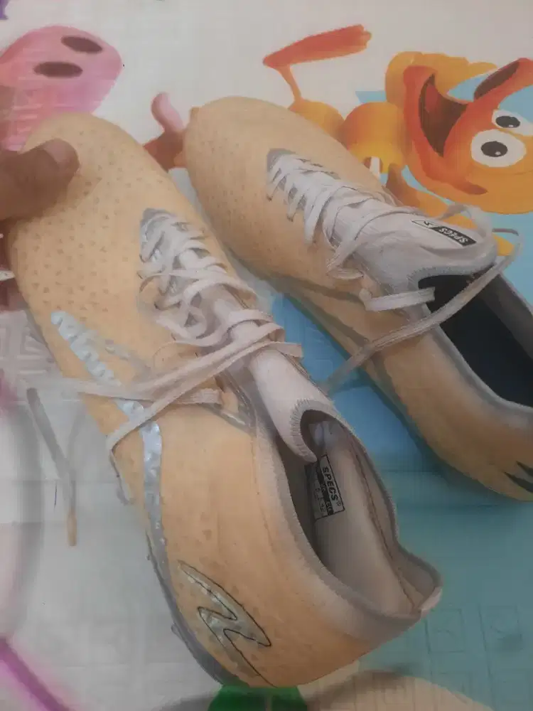 Sepatu bola specs