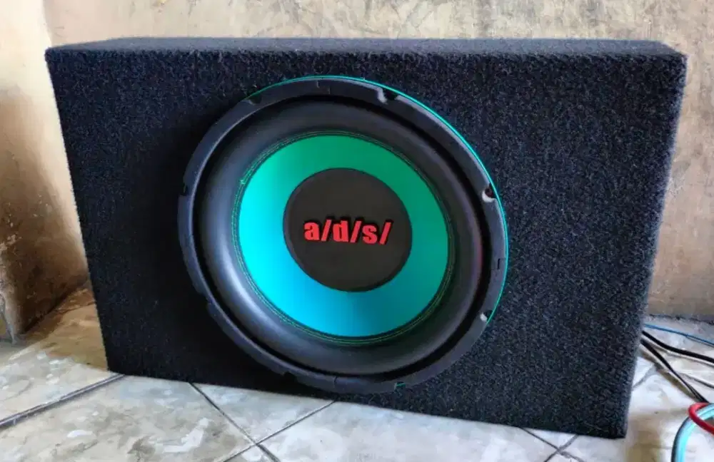 Subwofer Mobil Mulus Seperti Baru