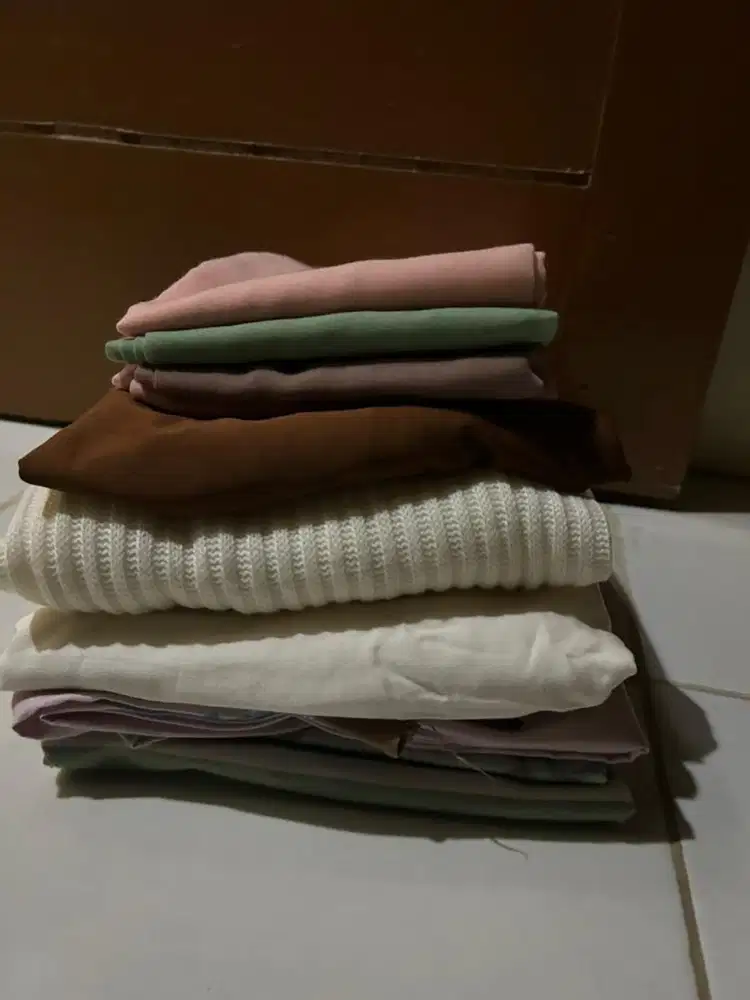 Baju, jelbab dan rok wanita