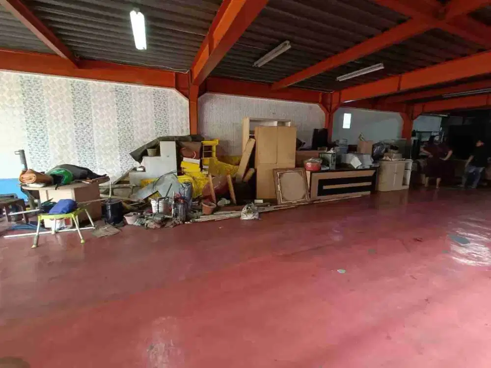 Bangunan Ex Showroom di Depan Jalan Raya Jendral Sudirman Bekasi