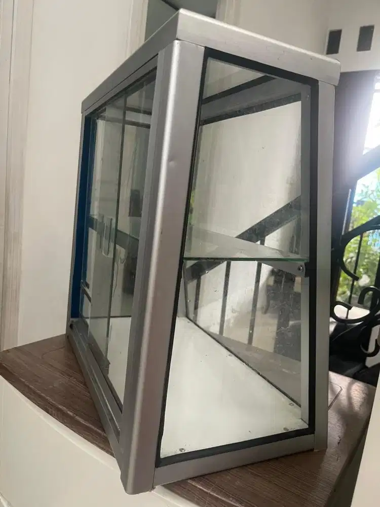 Etalase kaca rak miring belum di pakai sama sekali 50×30x50cm