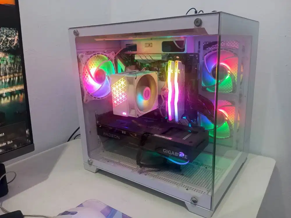 JUAL PC GAMING ALL WHITE RYZEN 5 5600 + RX 6600 MULUS NEGO