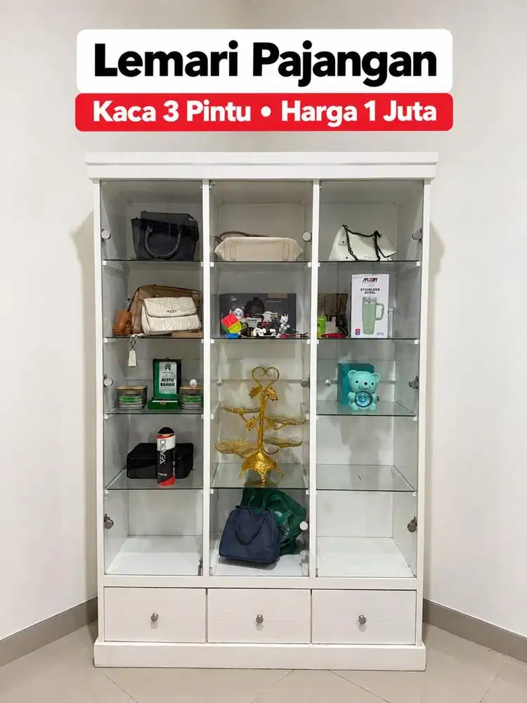 Lemari pajangan 3 pintu