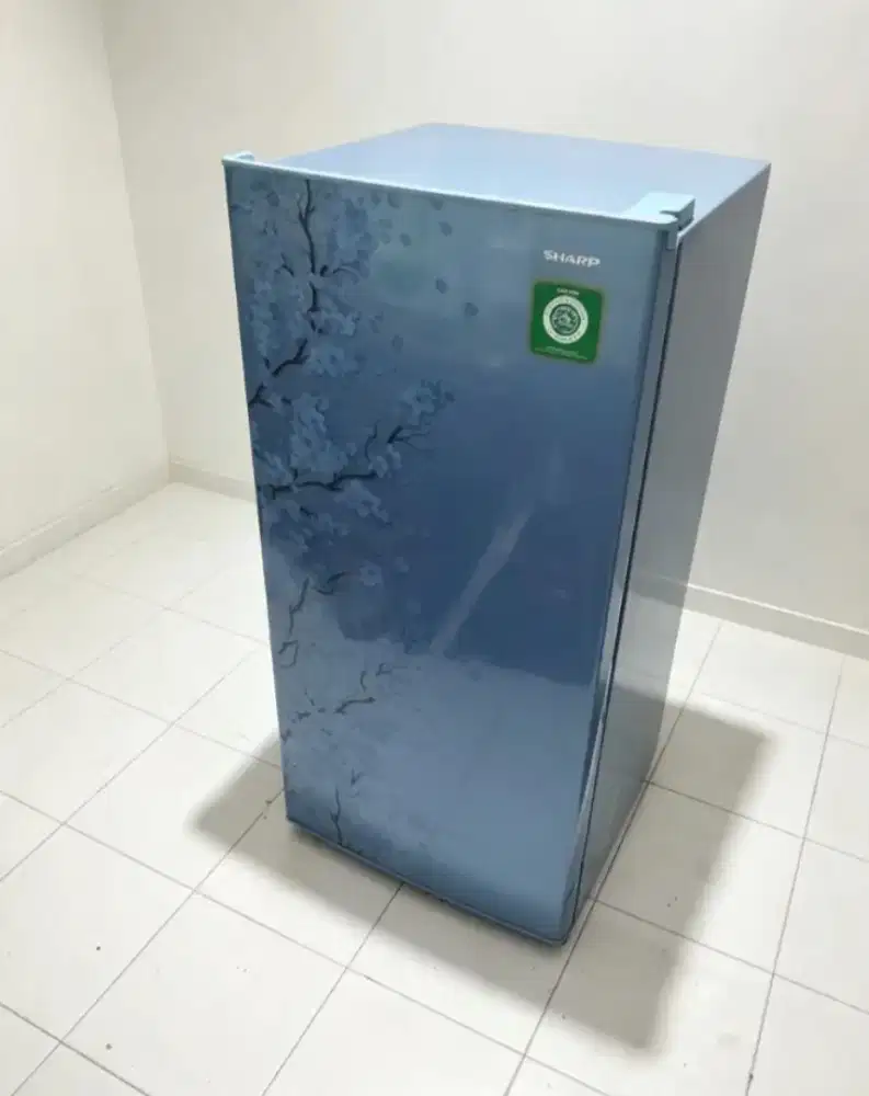 Di jual kulkas 1 pintu merek sharp. Mulus