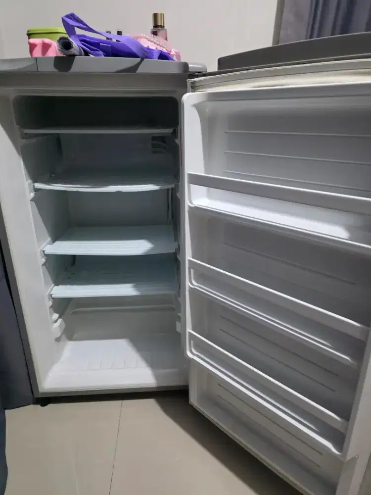 Kulkas freezer asi merk AQUA
