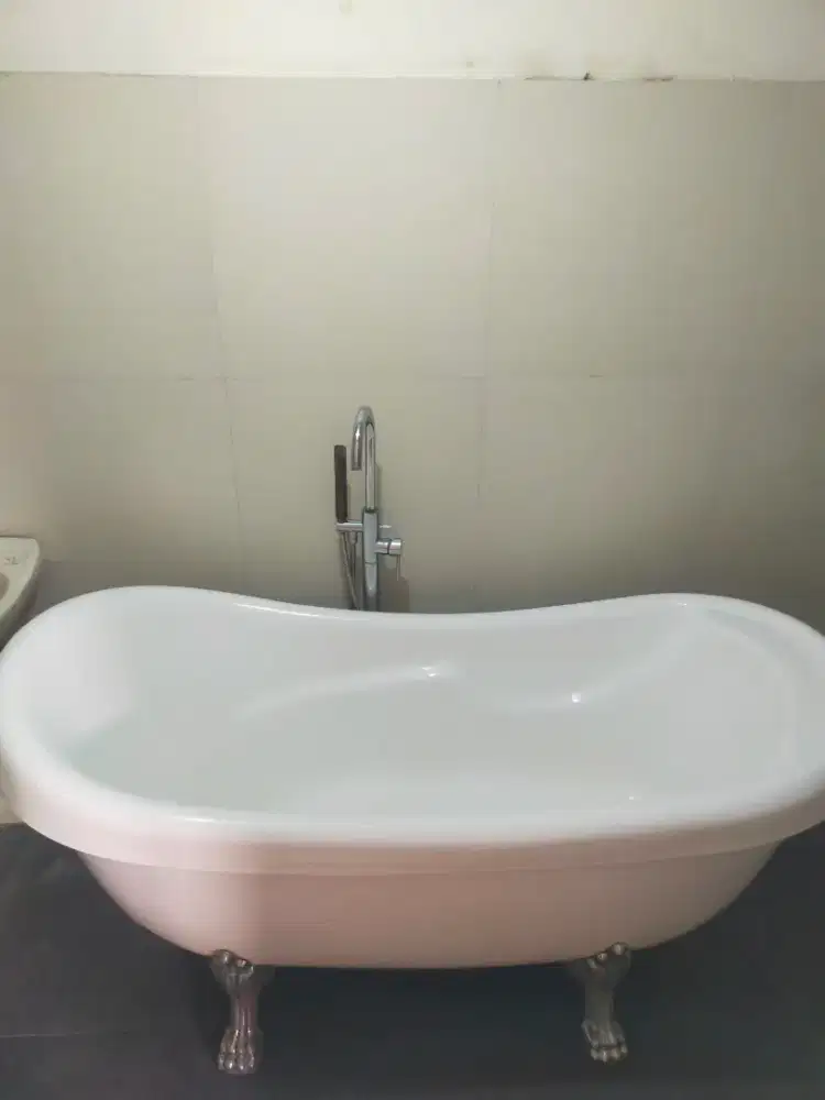 CLAWFOOT BATHTUB
