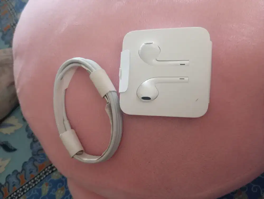 Earphone iphone dan kabel charger iphone
