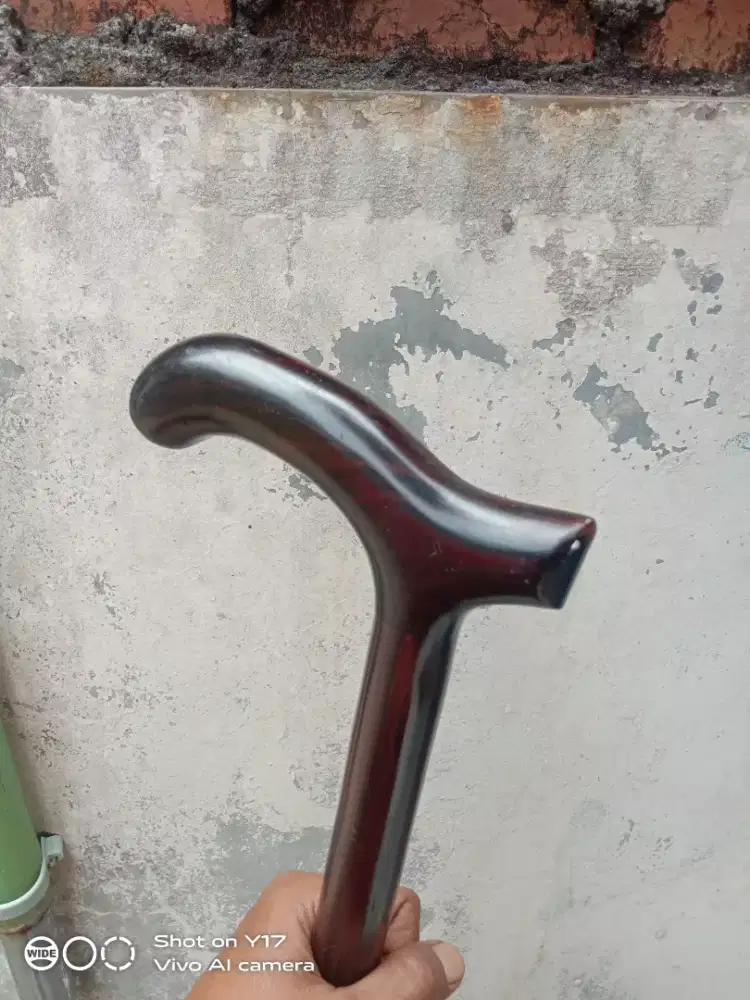 Tongkat alat penopang berjalan kaki