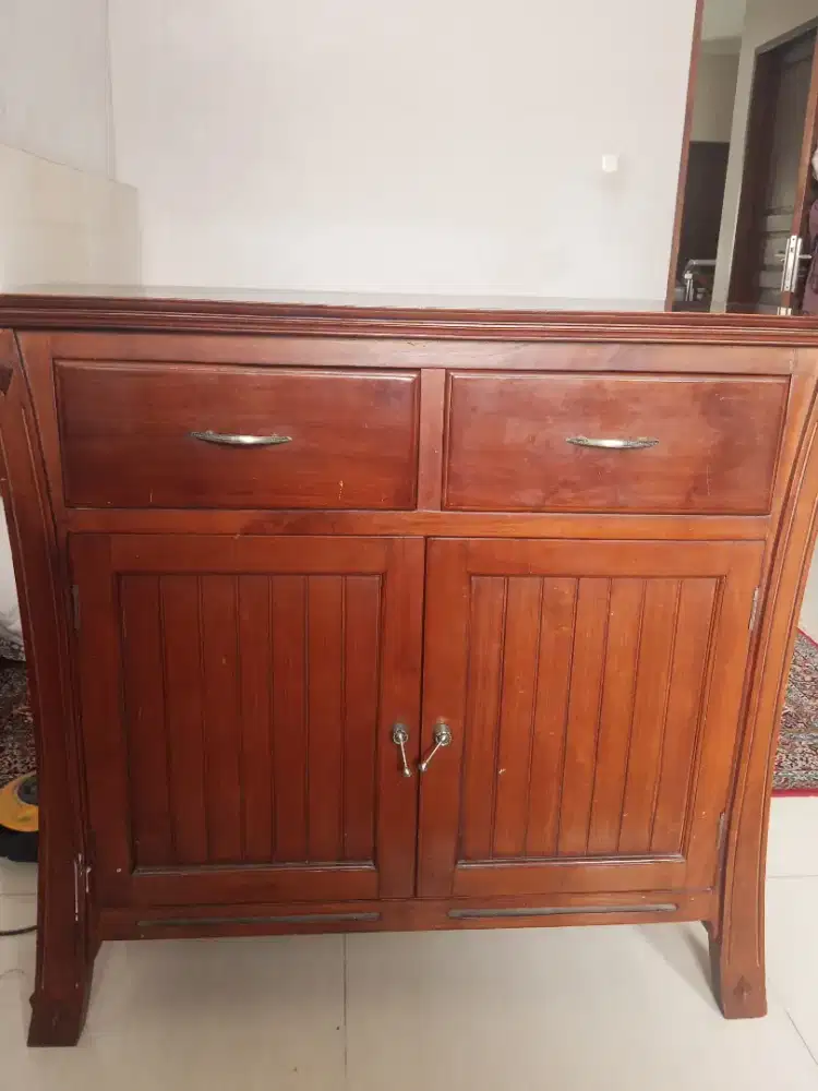 Lemari kayu bekas