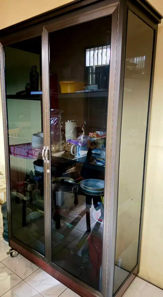 lemari kaca perabotan aluminium