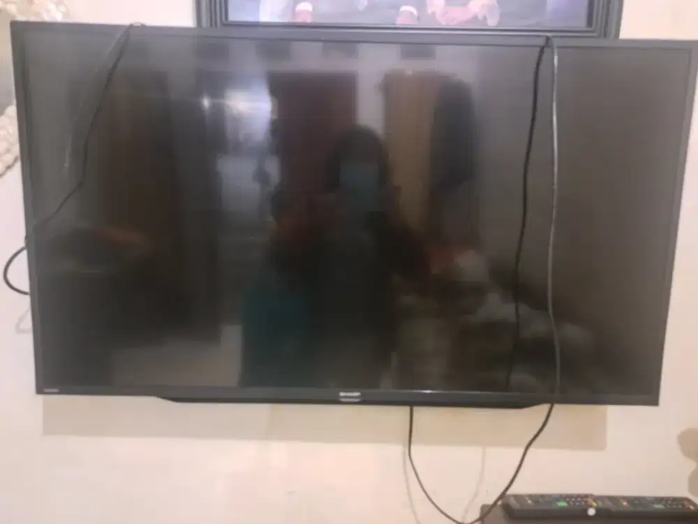 Televisi sharp sepertinya 43 inch.. jarang dipakai..sekitar 5 thn lalu