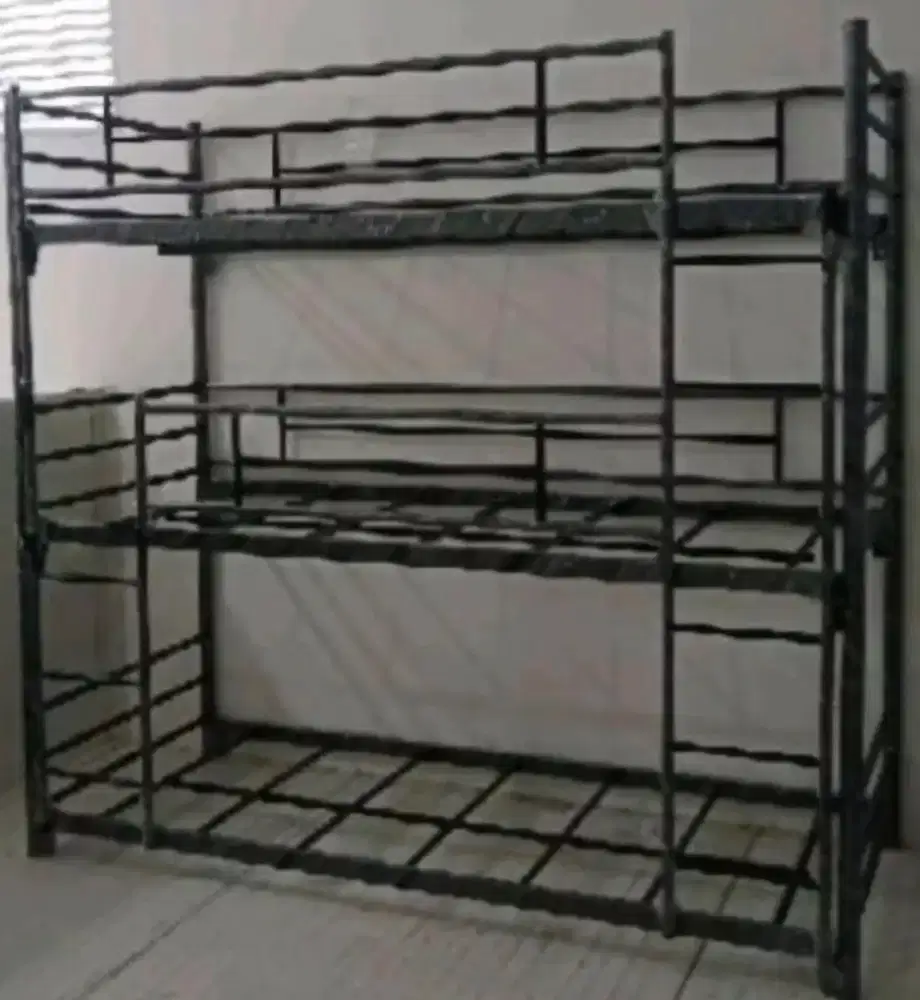 TEMPAT TIDUR BESI 3 TINGKAT