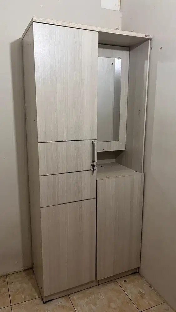 LEMARI PAKAIAN WARNA PUTIH