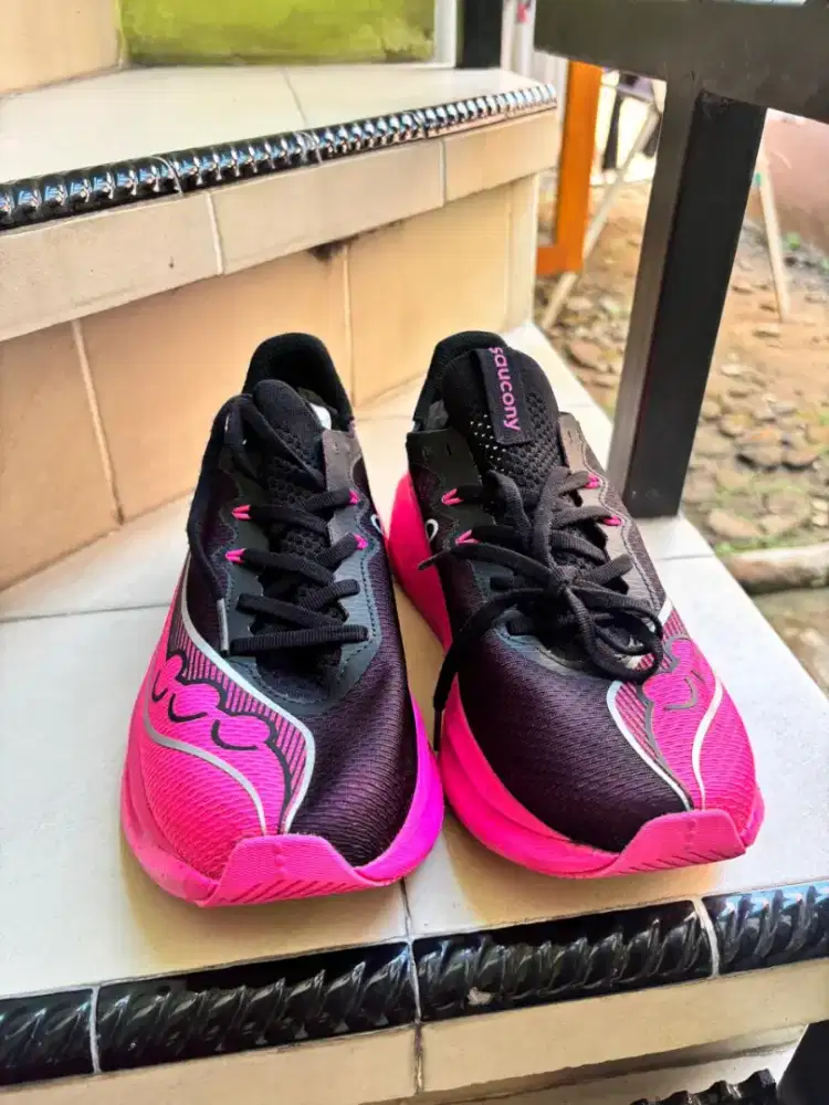 Sepatu Saucony ENDORPHIN PRO 5 Fuchsia Ukuran 42,5 Cm