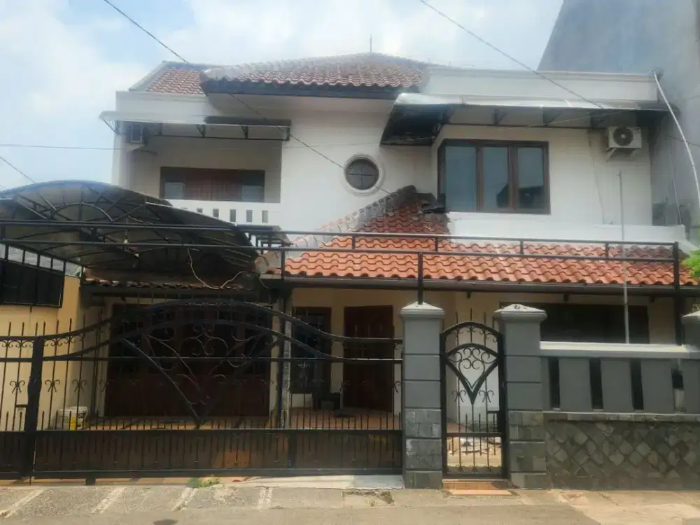 disewakan rumah luas dalam komplek perumahan lawas
