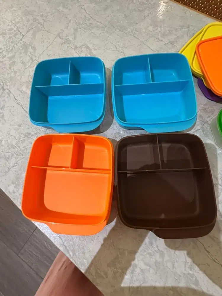 Kotak bekal tupperware