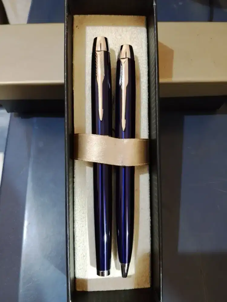 Bolpen parker sepasang