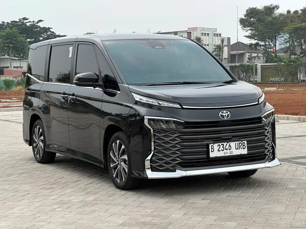TOYOTA VOXY AT 2025 HITAM