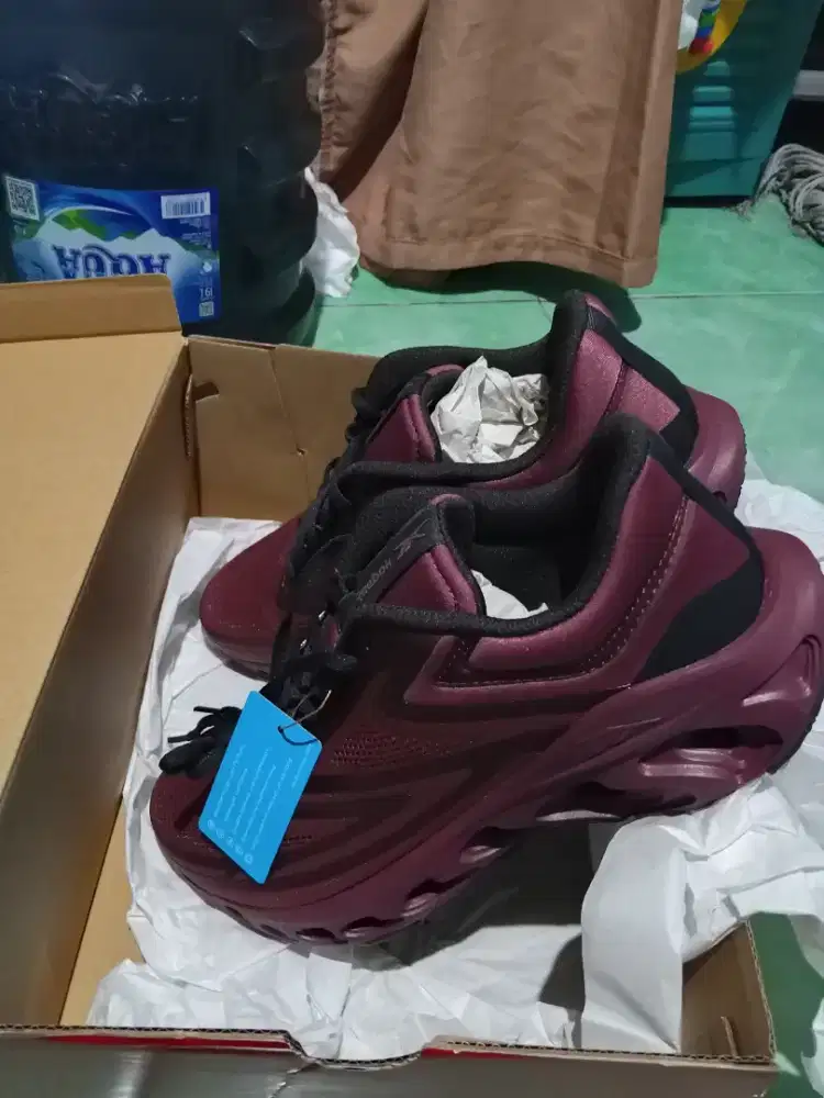SEPATU REEBOK BARU