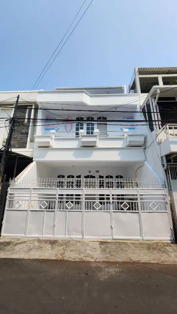 Disewakan Rumah 3 Lantai Full Renovasi — Tomang, Jakarta Barat — Siap