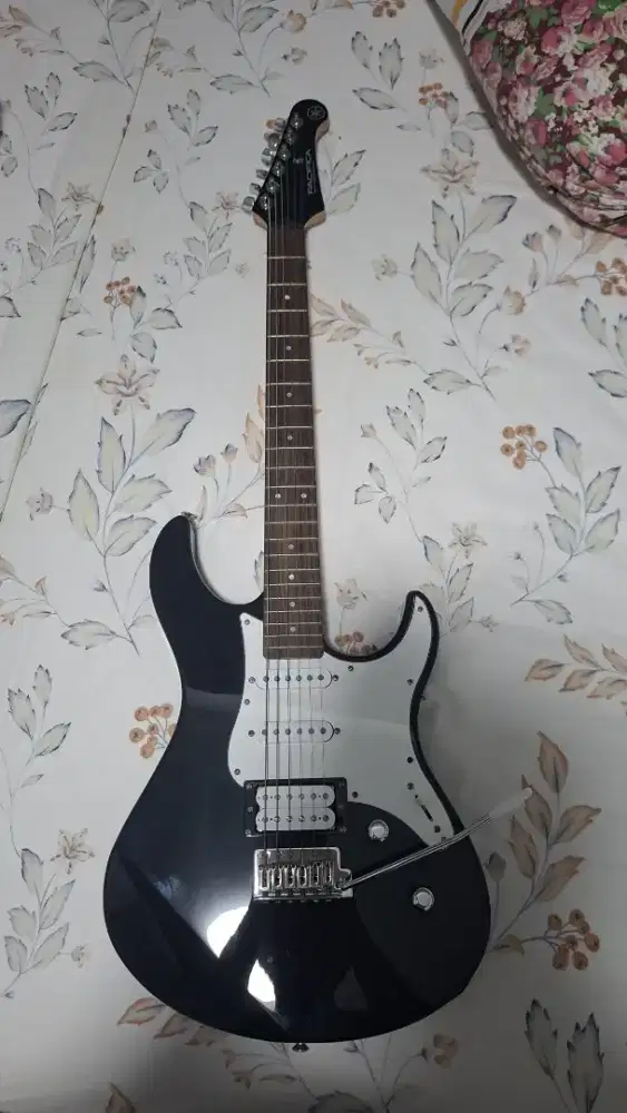 Gitar listrik Yamaha Pacifica & ampli Yamaha paket komplit