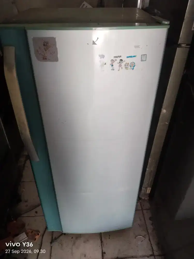 Di jual cepat kulkas 1 pintu merk Sharp ori