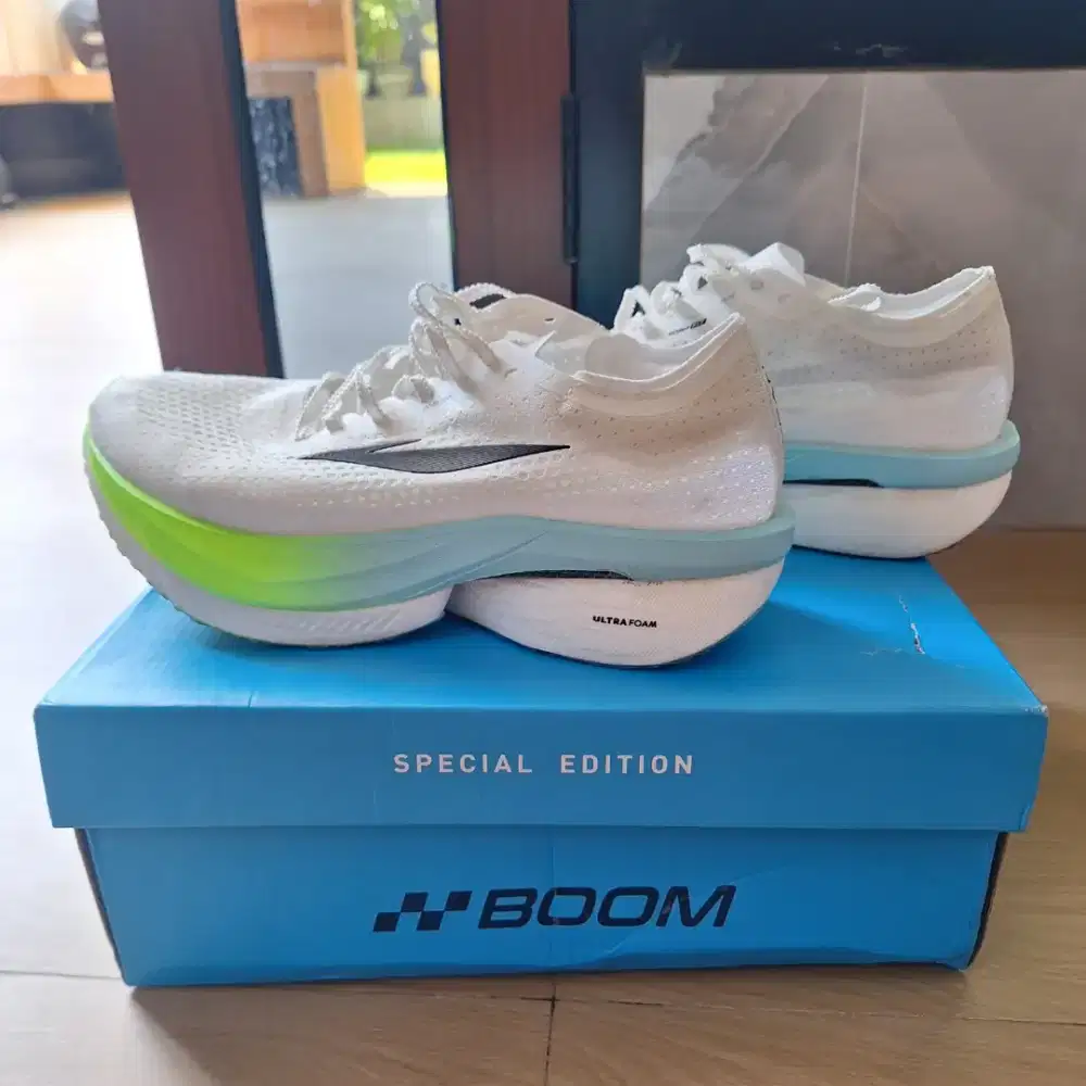 Sepatu Running Lycan Tosca Size 43 (27,5)