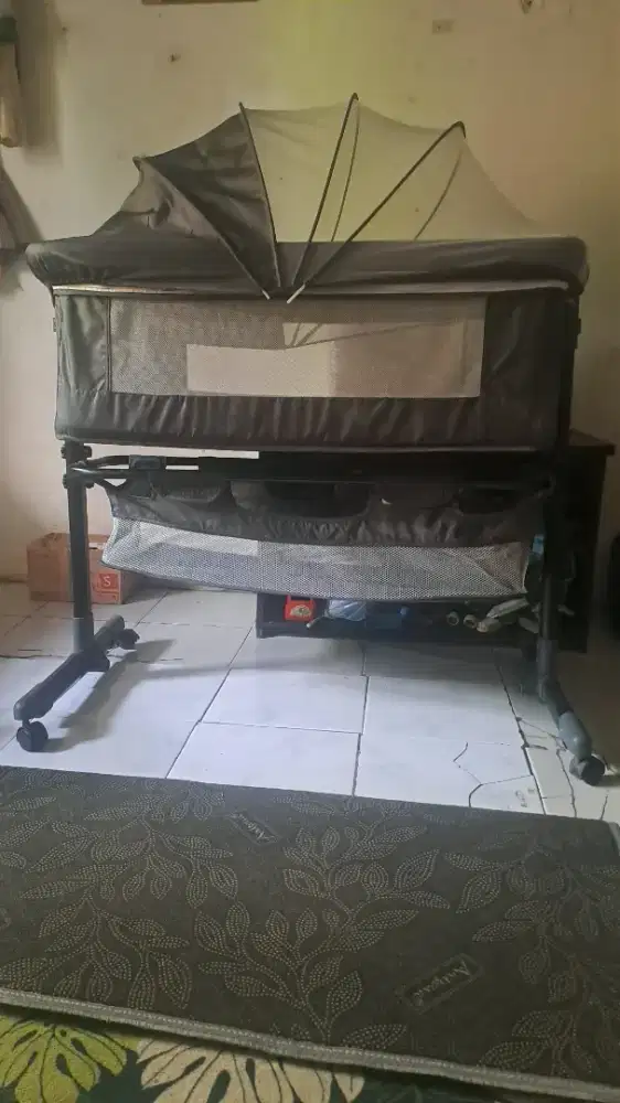 Tempat tidur bayi