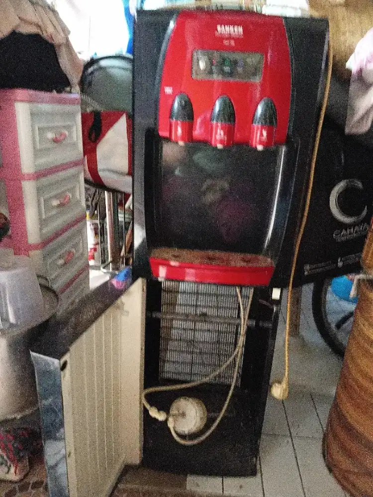 Di Jual dispenser bekas sanken 2 galon..klo di taroin galon atas bocor