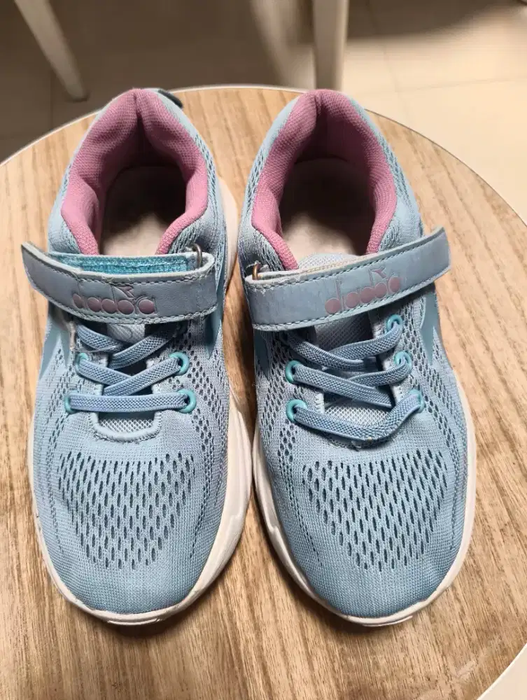 Sepatu anak Elpidio Jr