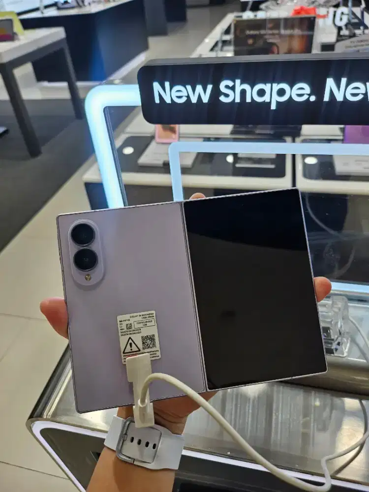 SAMSUNG Z FOLD8 256 GARANSI RESMI SEIN 1 TAHUN