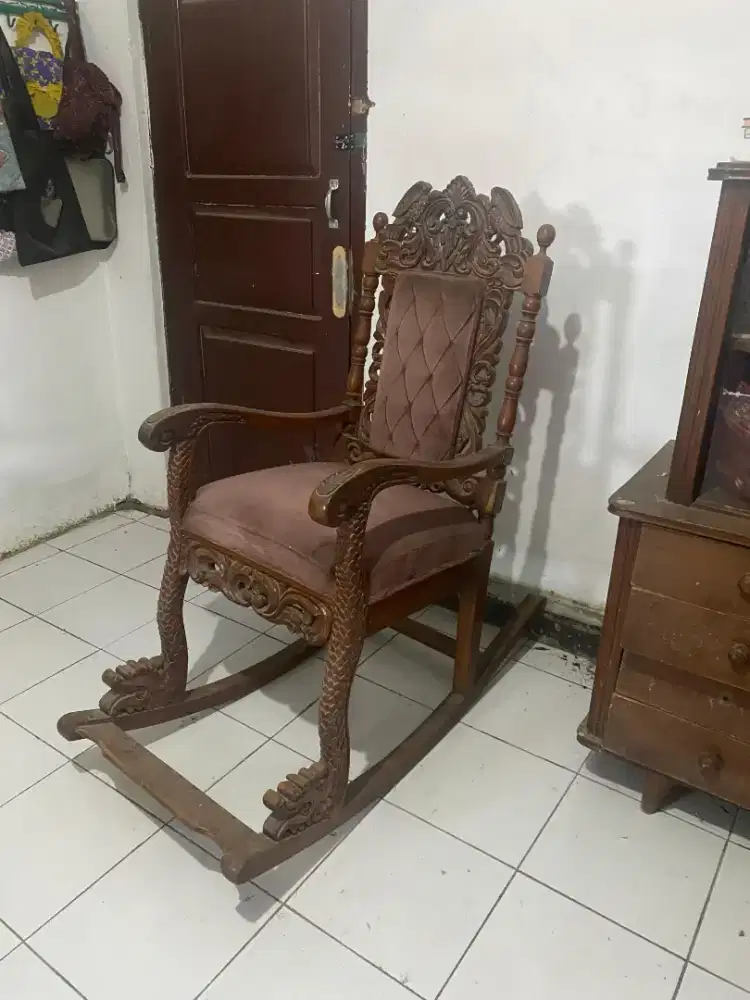 Kursi Goyang Kayu Ukir Lawas / Vintage -Kokoh, Model Klasik