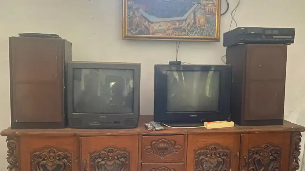 TV Tabung Bekas Nyala
