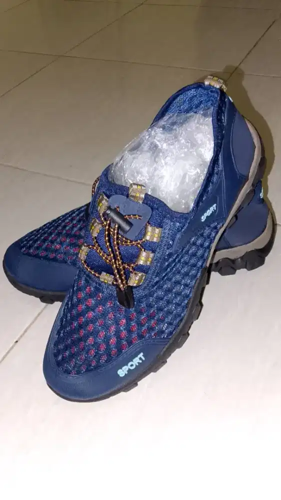 Sepatu santai dan olahraga