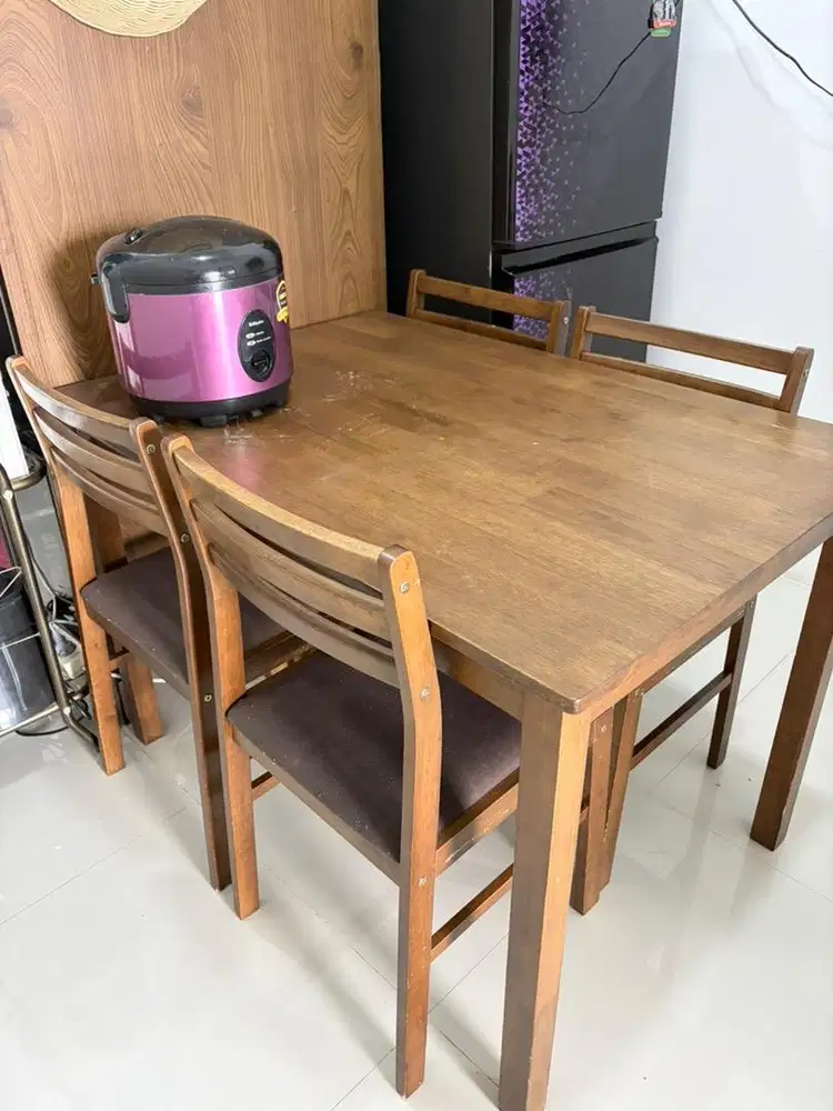 Meja makan Informa