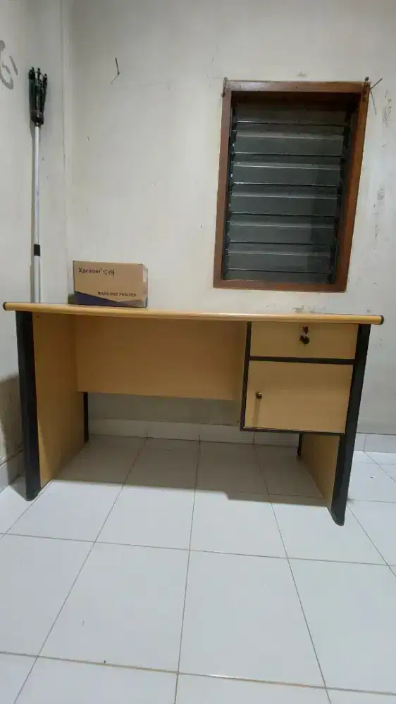 Meja kantor, lemari dan kursi