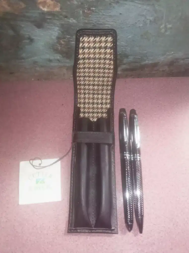 Cutter & duck pen case kulit