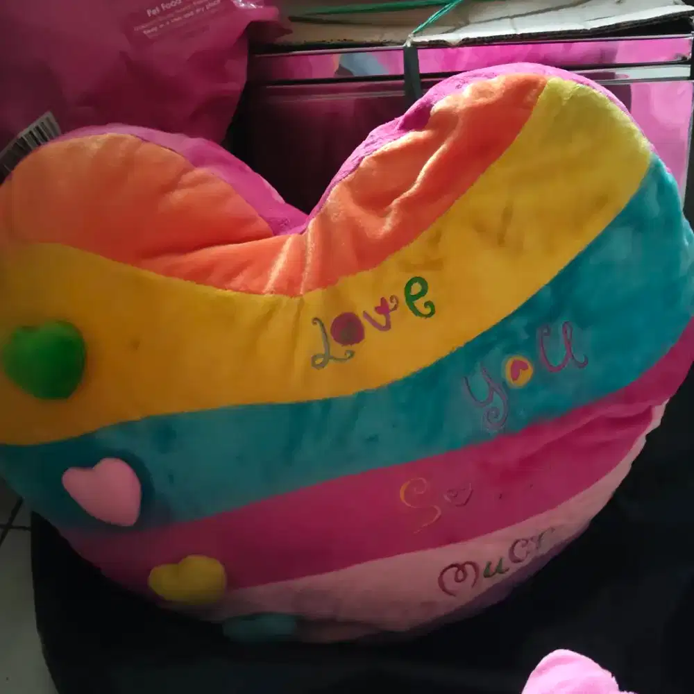 Bantal Love jumbo bahan lembut dingin