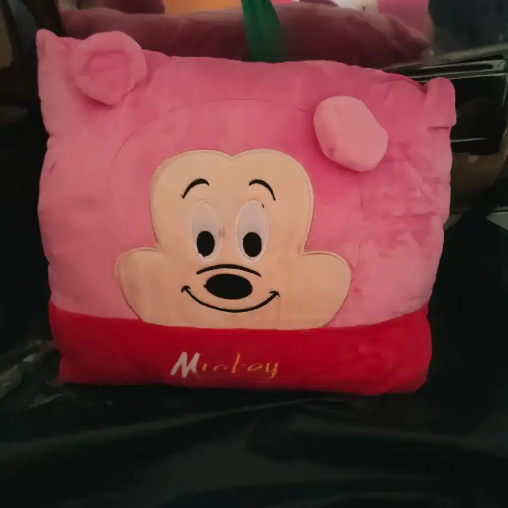 Bantal Mickey XL bahan lembut dingin