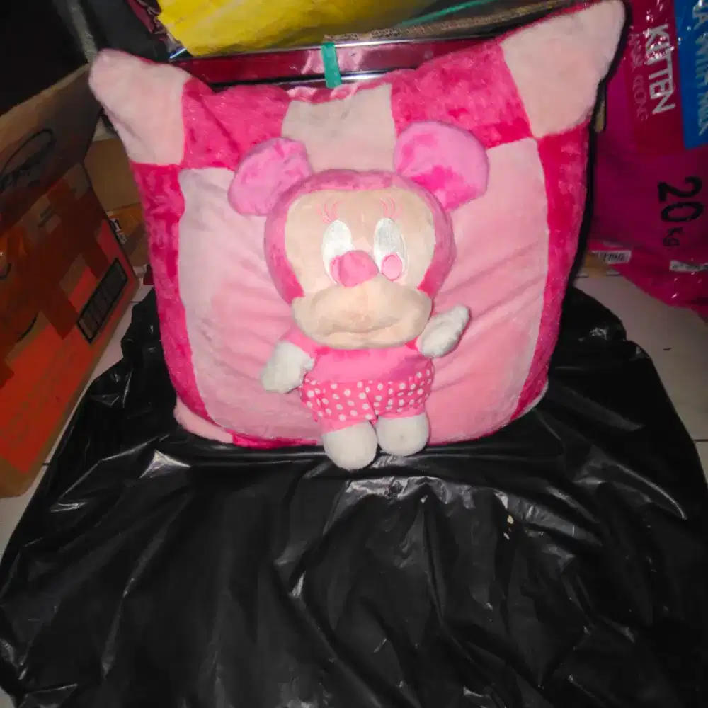 Bantal plus boneka Mickey jumbo..bahan lembut dingin