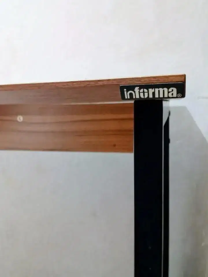 Meja Informa seperti baru!