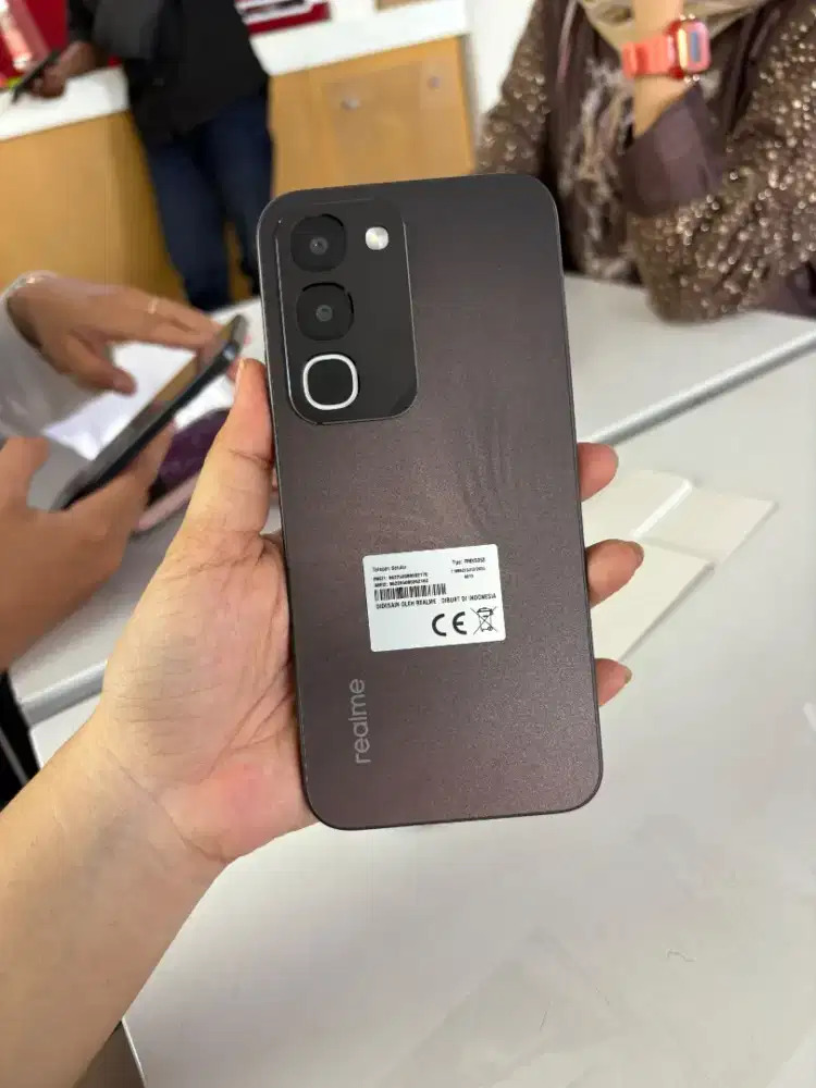 new realme c100