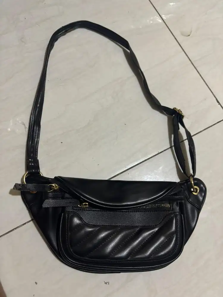 Tas selempang hitam