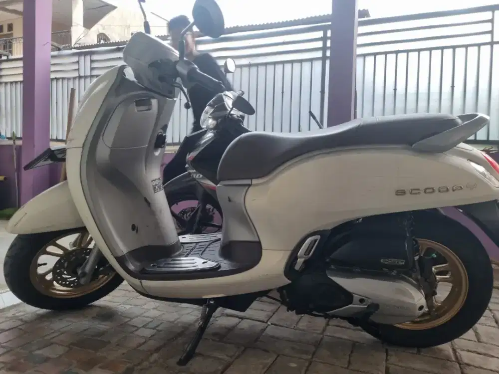 Scoopy 2021 pristage keyless putih